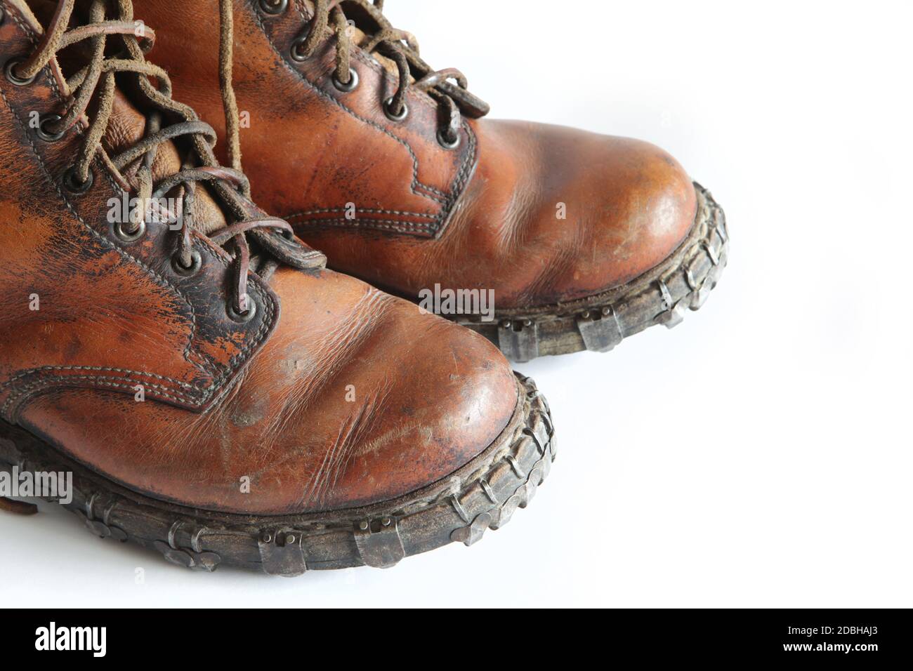 Vecchi scarponi da montagna isolati su bianco Foto stock - Alamy