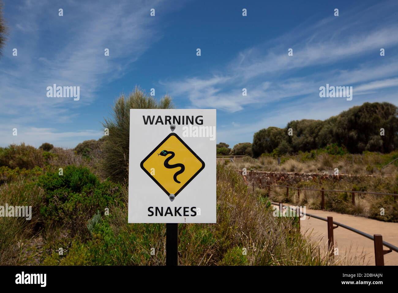 Serpenti giallo segno di avvertimento in spiaggia in Australia - Immagine Foto Stock