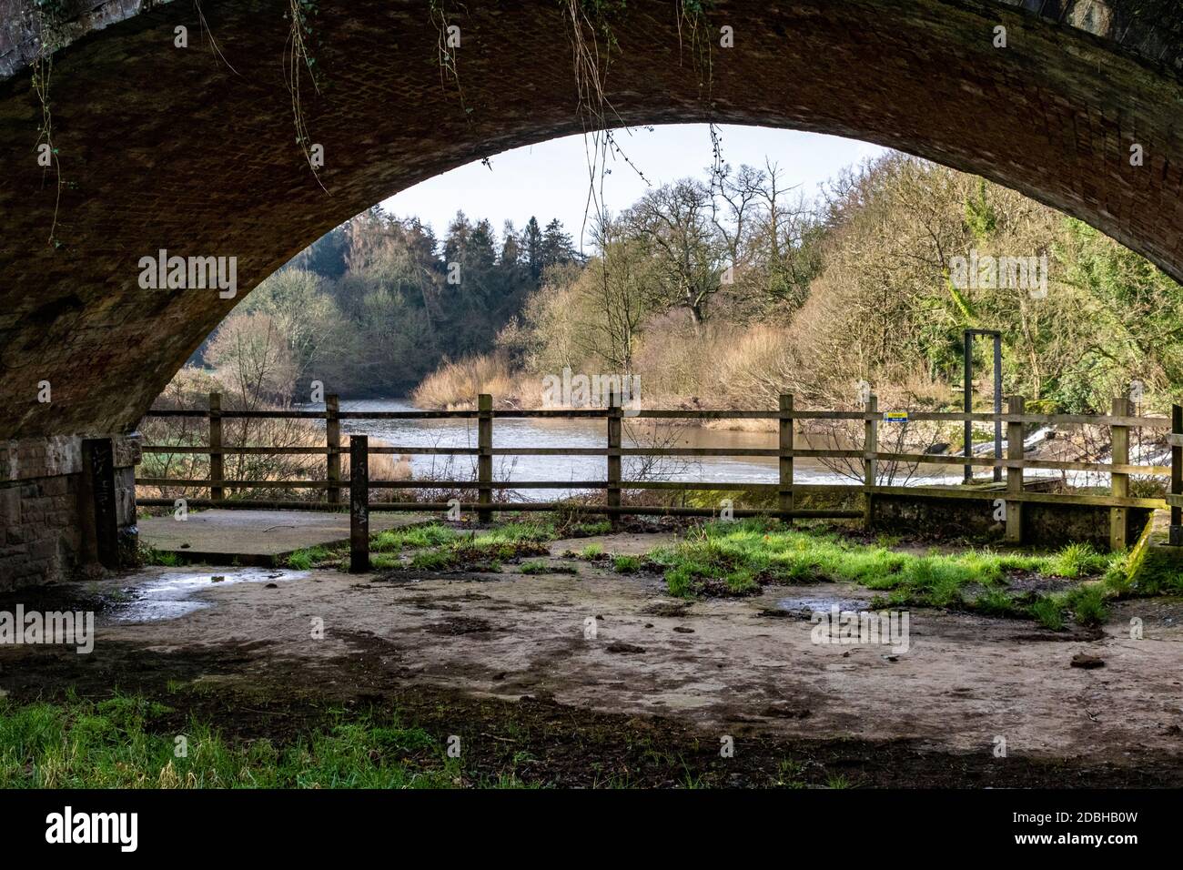 Fiume Torridge Vista da sotto il Ponte Vecchio della Ferrovia a Beam Weir con dettaglio di mattoni. Il Tarka Trail ora passa sopra di esso. Foto Stock