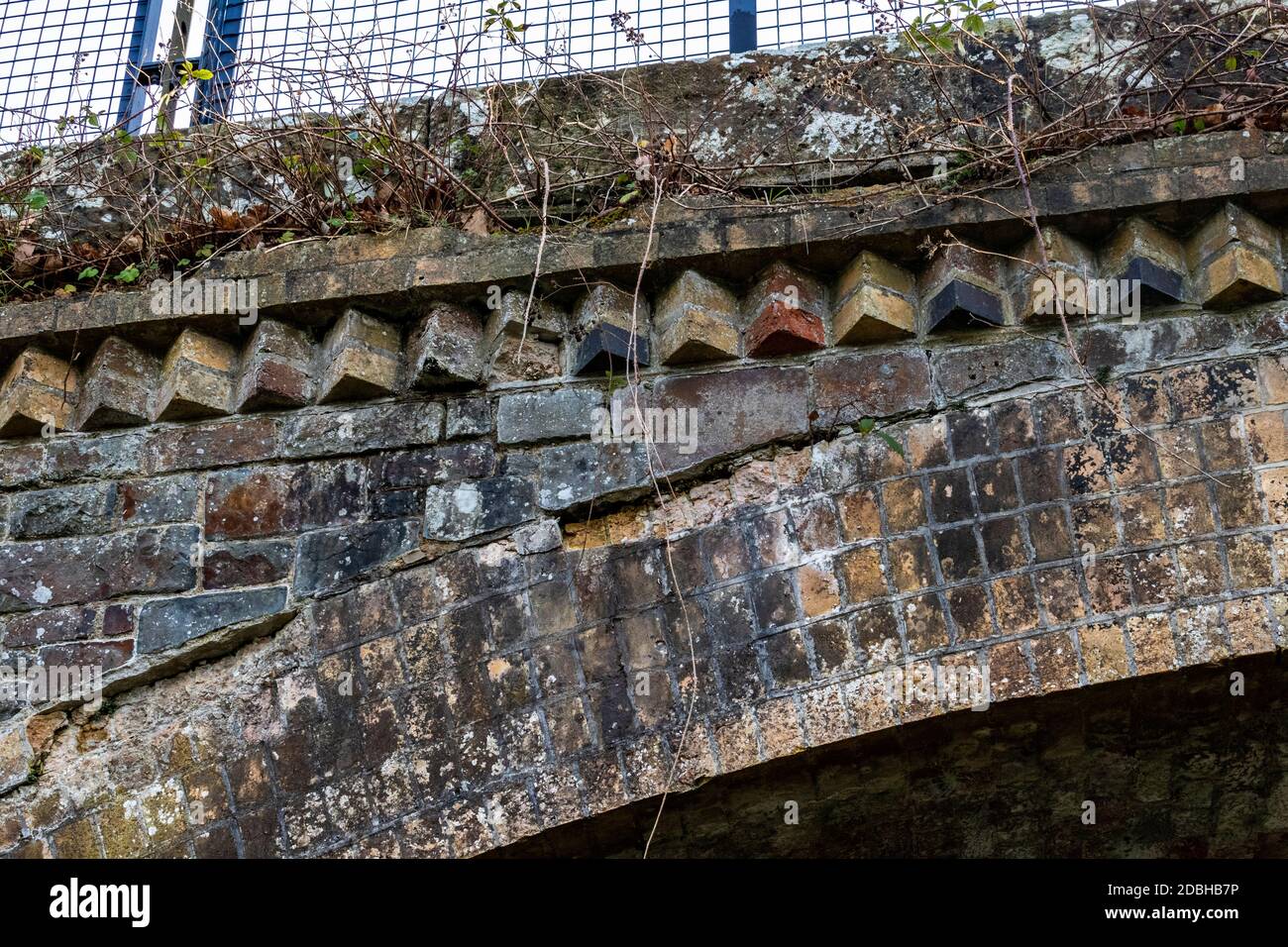 Dettaglio in mattoni sul Parapetto e Arco Apex del Ponte Vecchio a Beam Weir. Il Tarka Trail ora passa sopra di esso. Foto Stock