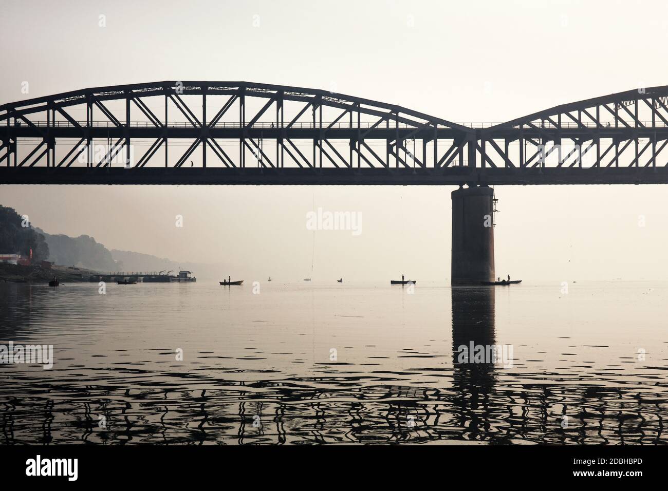 Rajghat ponte sul fiume Gange a sunrise. Noto anche come Malviya bridge è un double decker ponte con binari sul livello inferiore e ve Foto Stock