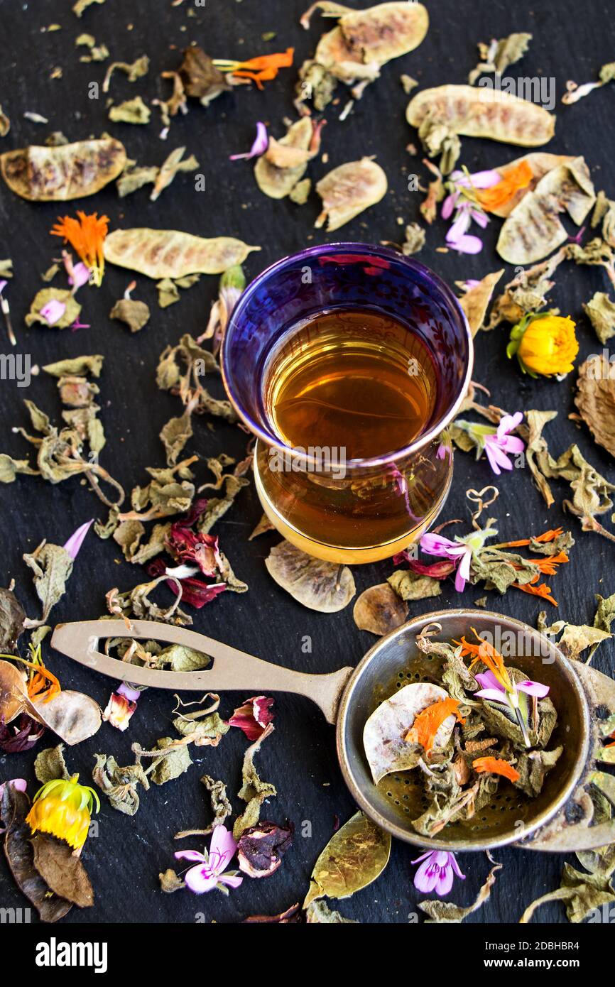 varie piante e fiori secchi per un tè aromatico Foto Stock