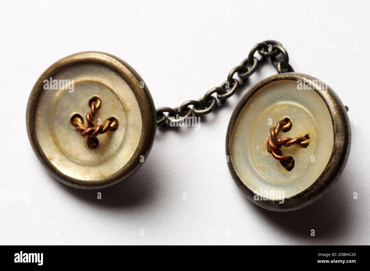 Vecchi gemelli per camicia su sfondo bianco Foto Stock