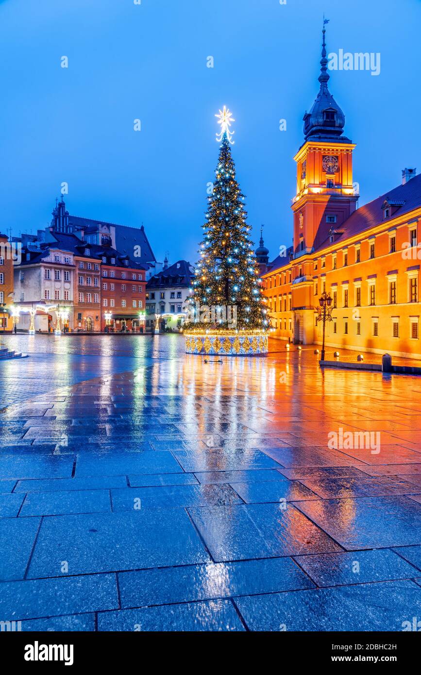 Varsavia, Polonia - albero di Natale in Piazza del Castello illuminata,  Polish Old Town Capital Foto stock - Alamy