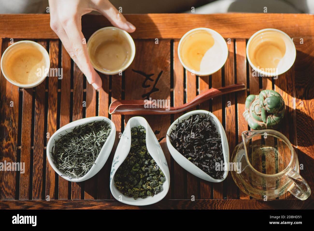 La donna tiene a mano una tazza di tè durante la cerimonia del tè cinese. Vista dall'alto. Foto Stock