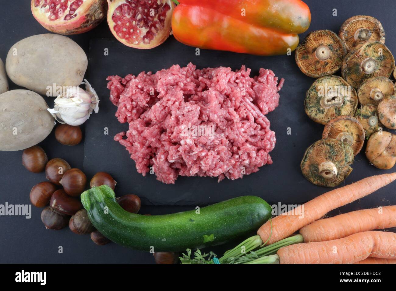 carne macinata cruda con funghi paprika zucchine e carote Foto Stock