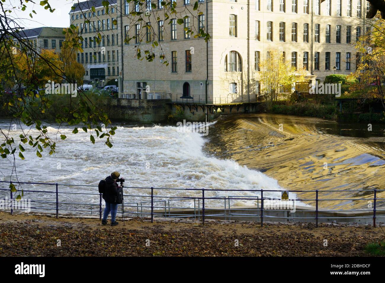 Il fotografo si trovava sulle rive del fiume Aire con Saltes Mill sullo sfondo, Saltyre, West Yorkshire, Inghilterra, Regno Unito. Foto Stock