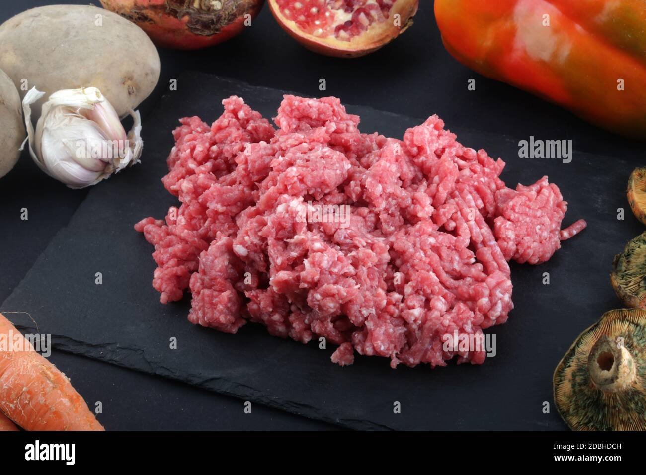 carne macinata cruda con funghi paprika zucchine e carote Foto Stock