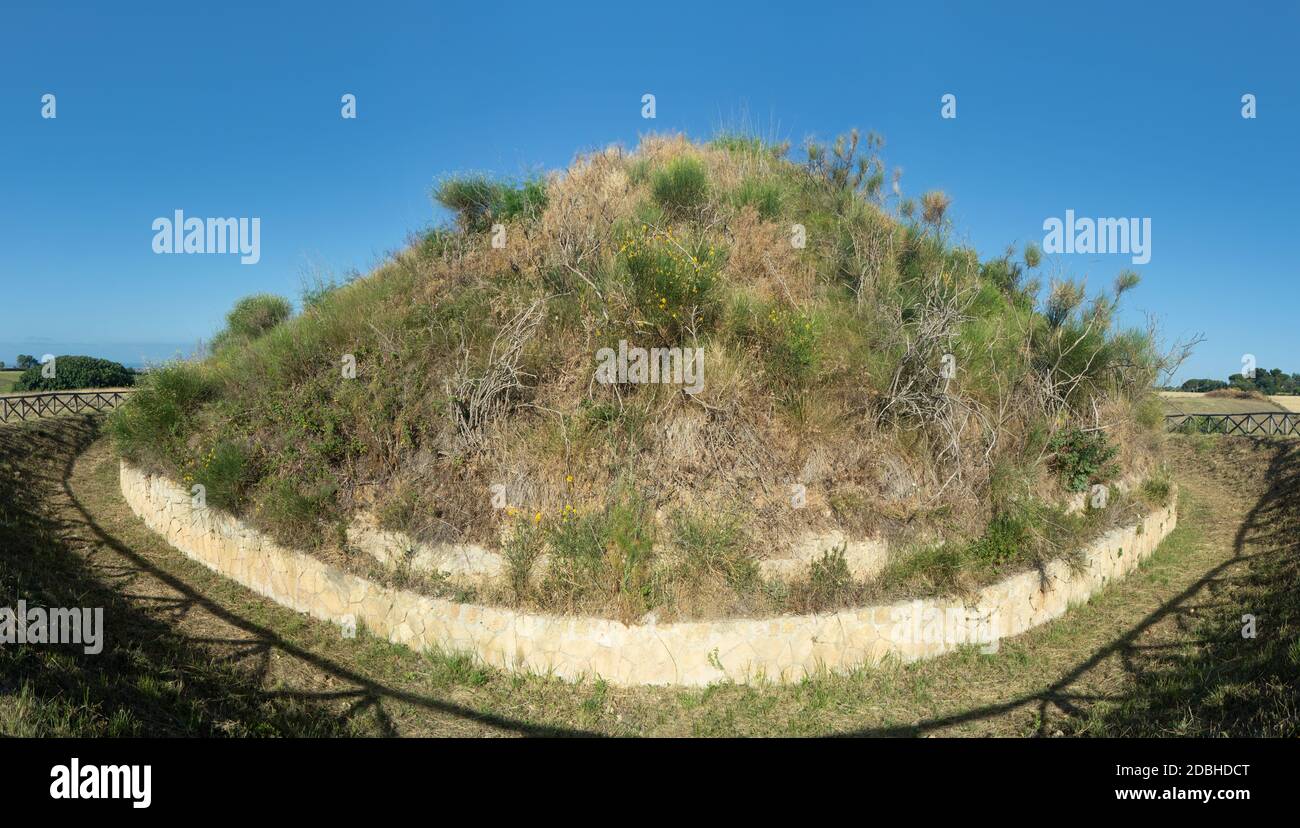 Tomba etrusca (VII sec. a.C.) detta 'tumulo del Re', area archeologica della Doganaccia a Tarquinia (Lazio settentrionale, Italia, Europa) Foto Stock