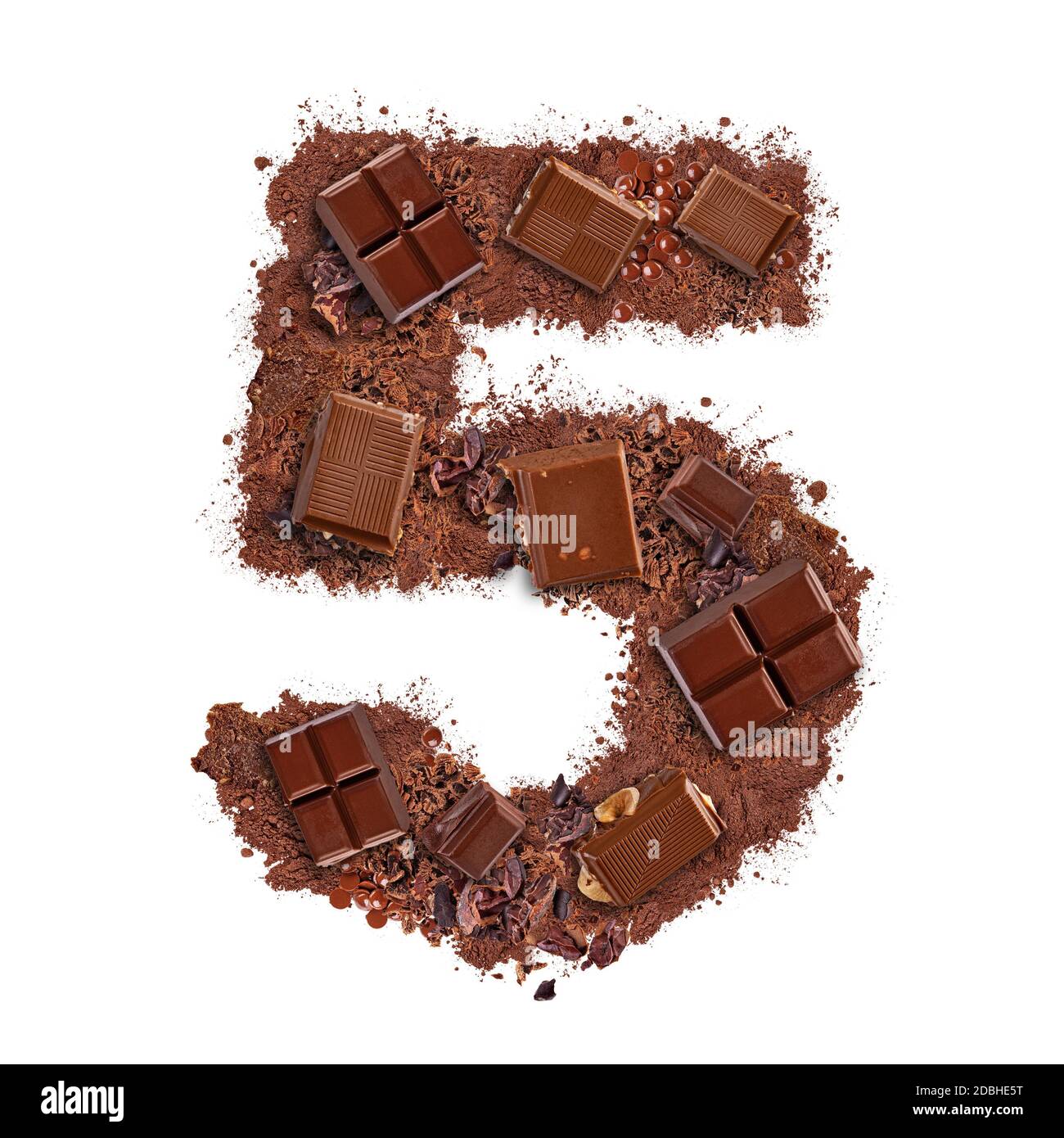 Numero 5 in pezzi di barretta di cioccolato isolati su sfondo bianco Foto Stock Numero 5 in pezzi di barretta di cioccolato isolati su sfondo bianco Foto Stock