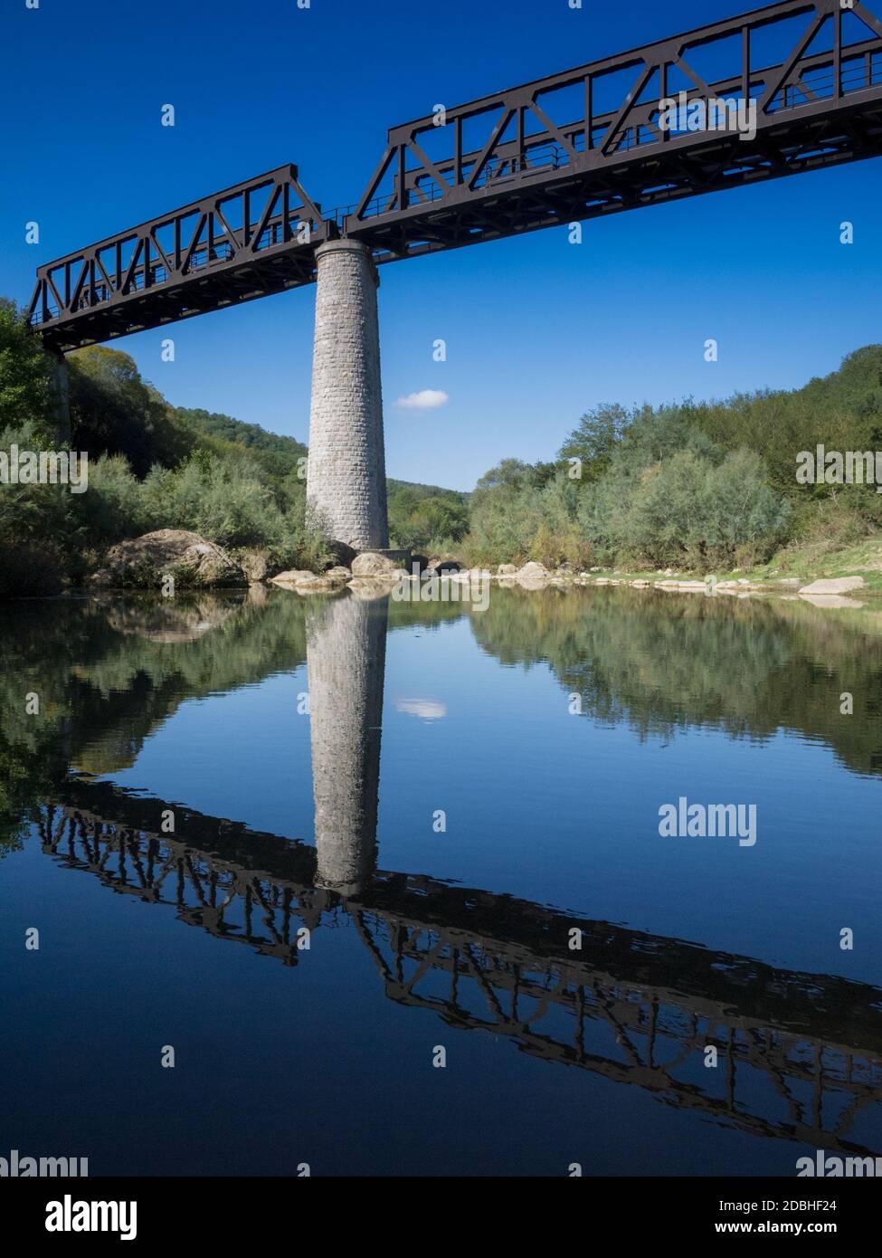 Ponte ferroviario abbandonato sul fiume Mignone (Lazio, Italia, Europa) Foto Stock