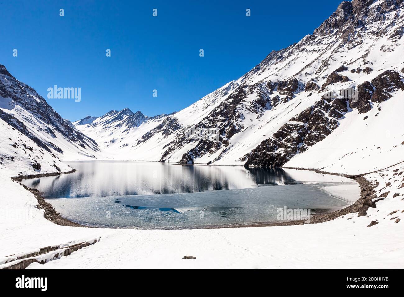 Sci in Cile in una giornata di sole con un sacco di neve. Sud America. Foto Stock