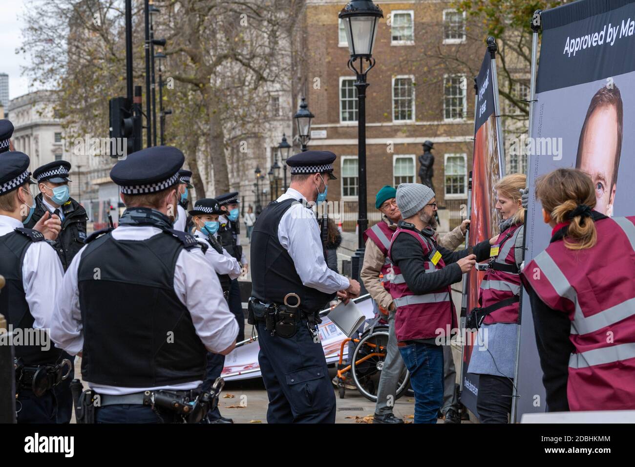 Londra, Regno Unito. 17 Nov 2020. (Avviso, alcune immagini grafiche) la polizia si sposta per chiudere una protesta anti aborto dal Centro per la riforma bioetica, Regno Unito, di fronte a Downing Street, Londra UK Credit: Ian Davidson/Alamy Live News Foto Stock