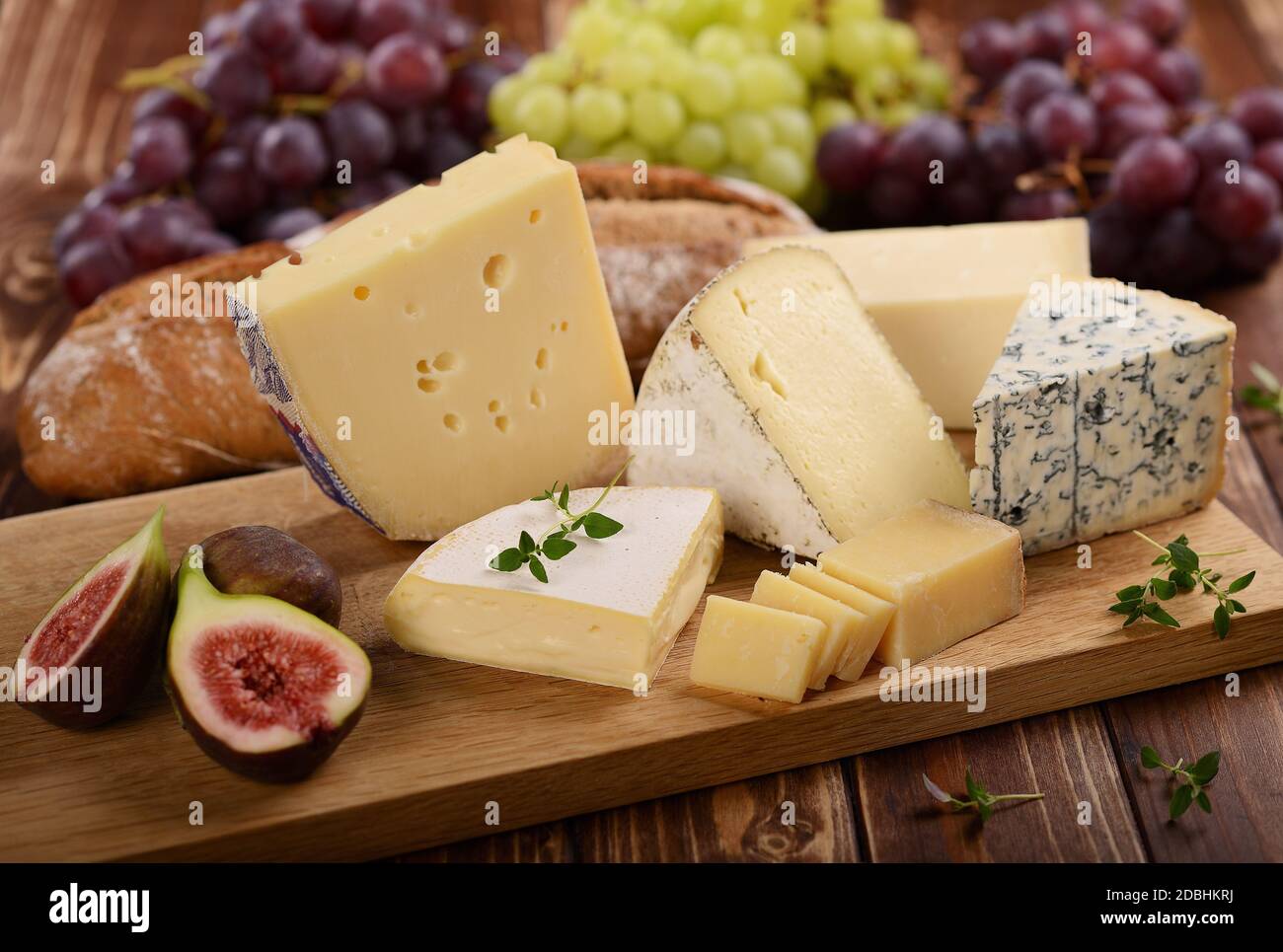 piatto di formaggi con frutta Foto Stock