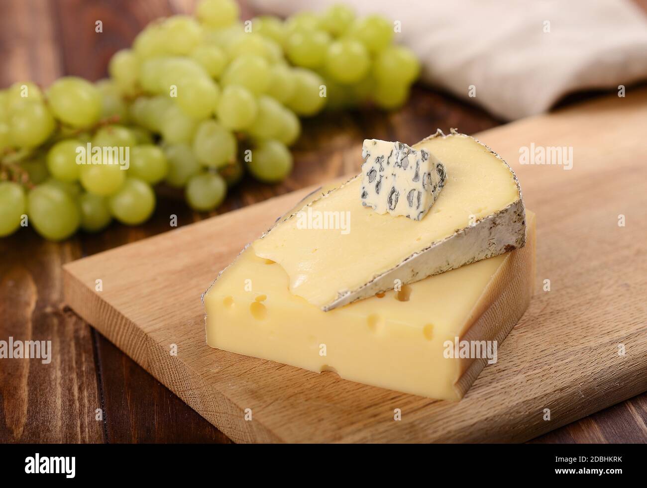 Fette di formaggio sul vassoio Foto Stock