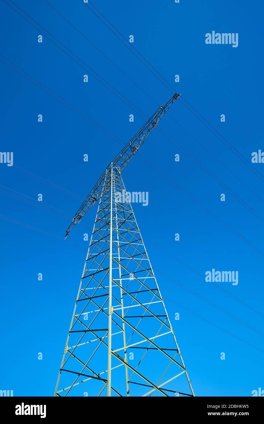 Polo di potenza su un campo sotto un cielo blu senza nuvole Foto Stock