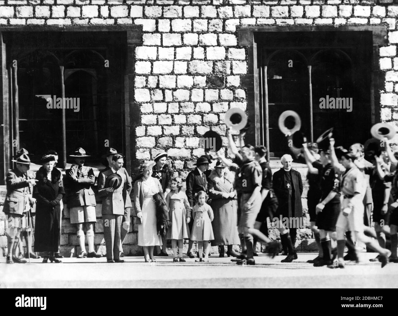 Più di 1000 ragazzi scout passano davanti alla famiglia reale e li salutano. Da sinistra a destra: Re Giorgio VI, la regina Elisabetta, la principessa Elisabetta, la principessa Margaret Rose e l'arcivescovo di Canterburry. Foto Stock