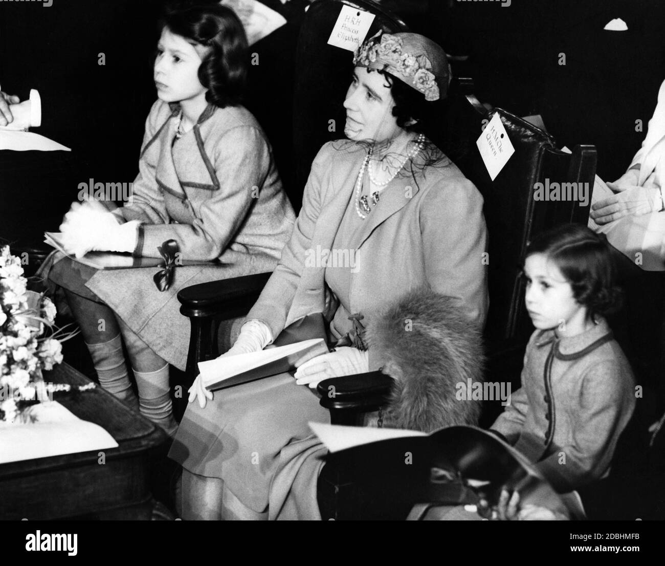 Elizabeth II (a sinistra), sua madre, la regina Elisabetta (al centro) e sua sorellina, Margaret Rose (a destra), come ascoltatori di un concerto di incoronazione per bambini, che si è svolto come parte delle celebrazioni preliminari nella Westminster Central Hall. Foto Stock