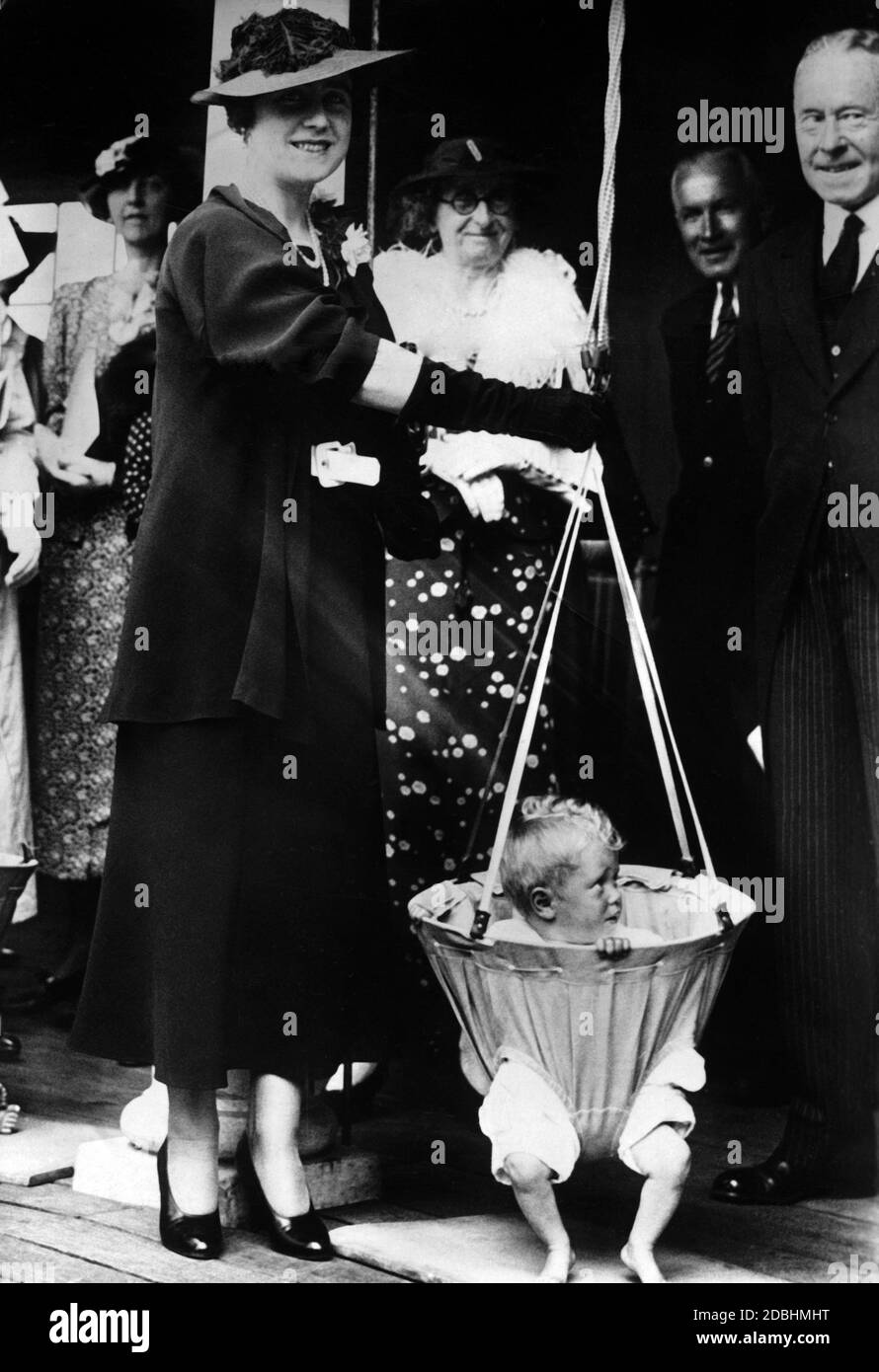 Elizabeth, Duchessa di York, all'apertura di una casa per bambini. La foto mostra la Duchessa che ispeziona un dispositivo progettato per facilitare la passeggiata dei bambini. Foto Stock