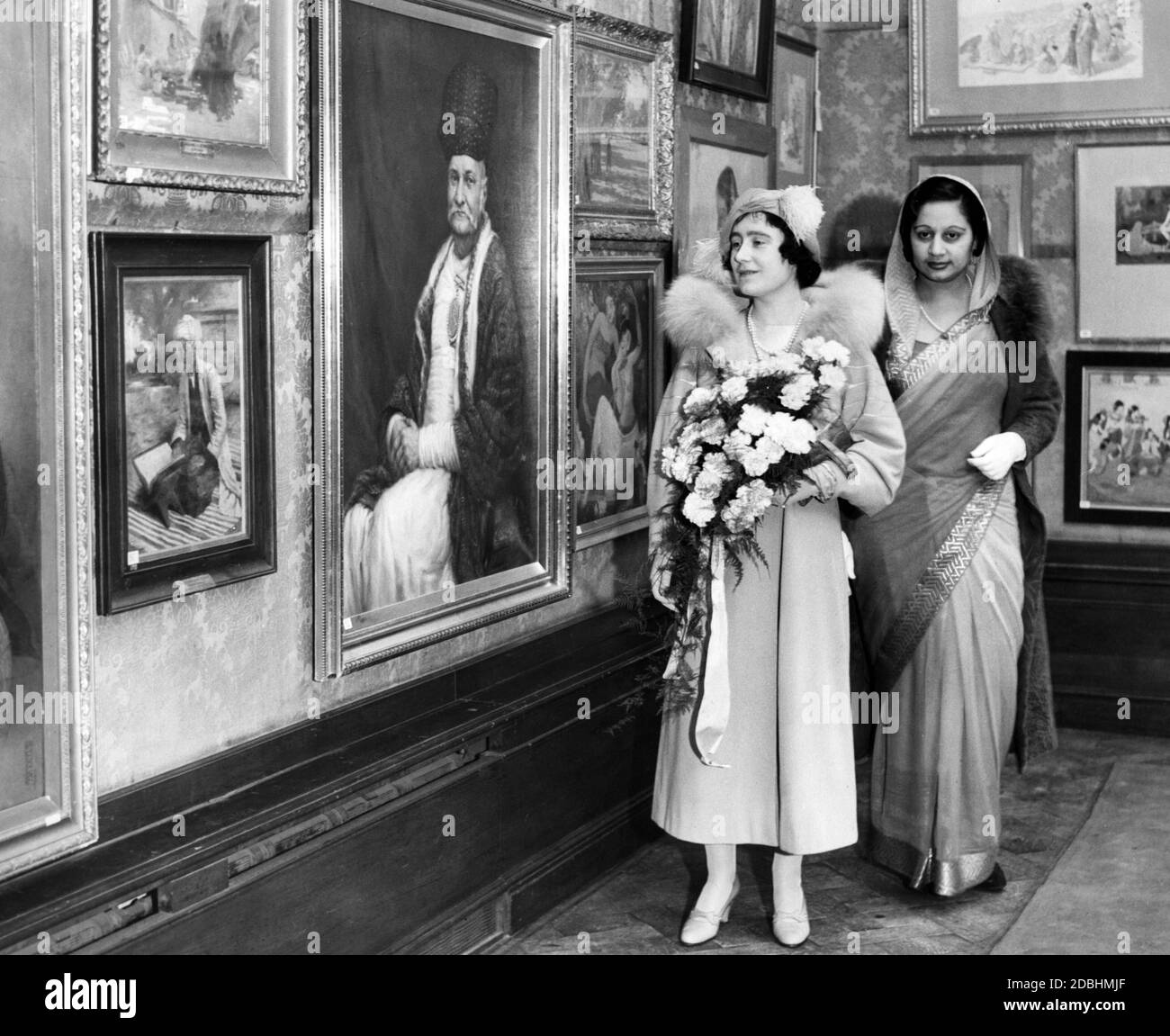 Elizabeth, Duchessa di York, apre una mostra d'arte sull'arte indiana moderna organizzata dalla India Society. Foto non datata, ca. 1934. Foto Stock