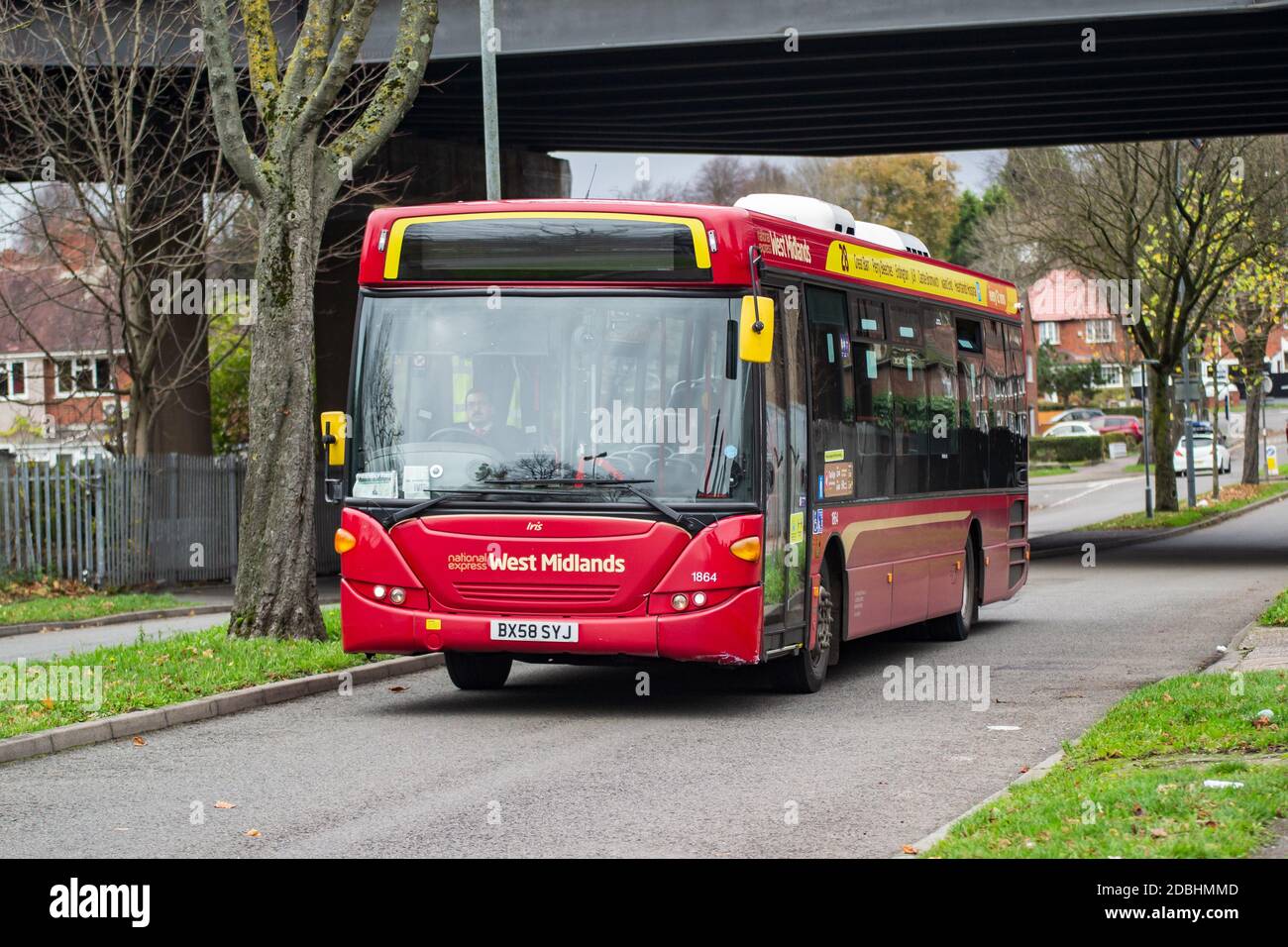 Scania K230UB autobus di servizio 28 National Express West Midlands, numero di flotta 1864 su Hassop Road a Great Barr, Birmingham Foto Stock