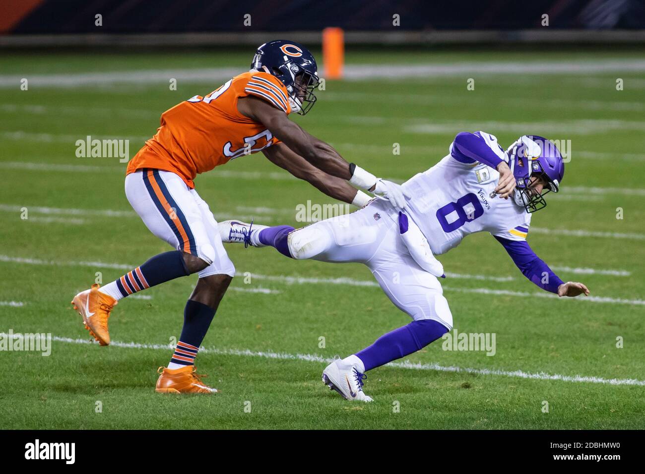 Chicago, Illinois, Stati Uniti. 16 Nov 2020. 50 Barkevious Mingo spinge giù i cugini di Kirk del quarto di Vikings n.8 durante il gioco di NFL fra i vichinghi del Minnesota e gli orsi di Chicago al campo di Soldier a Chicago, il. Fotografo: Mike Wulf. Credit: csm/Alamy Live News Foto Stock