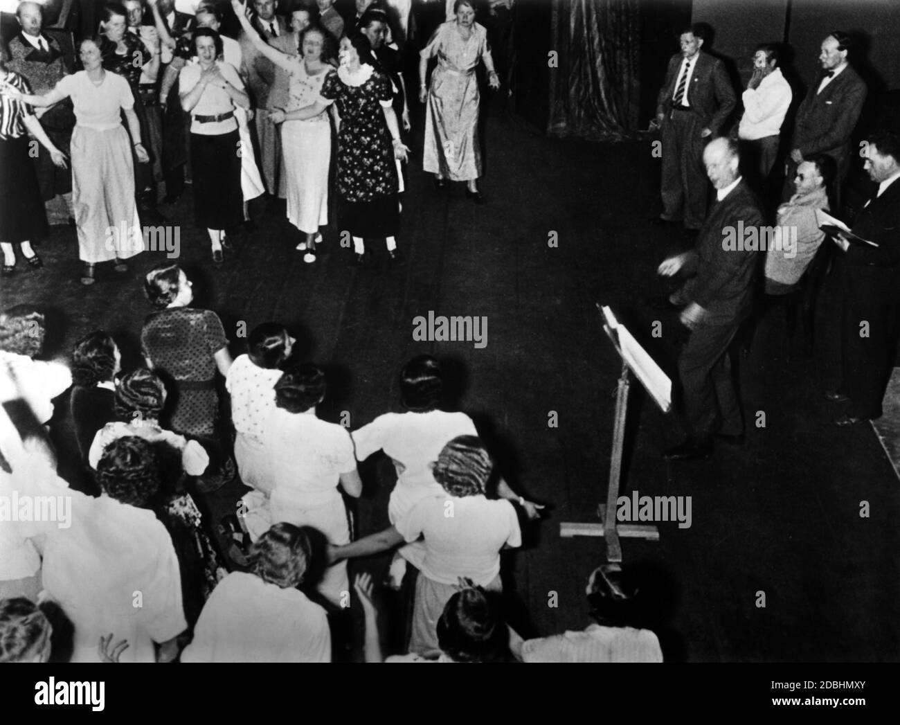 'Wilhelm Furtwaengler in una prova di scena di ''Lohengrin'' per il festival di Bayreuth. Dietro Furtwaengler si trova il direttore artistico Heinz Tietjen. Wilhelm Furtwaengler, Germania» Foto Stock