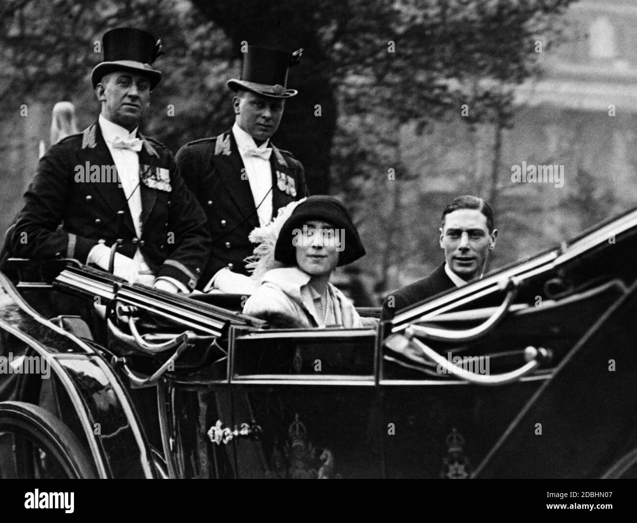 George, Duca di York e successivamente Re Giorgio VI, con sua moglie Elisabetta durante un giro in carrozza. Foto non datata, c. 1925. Foto Stock