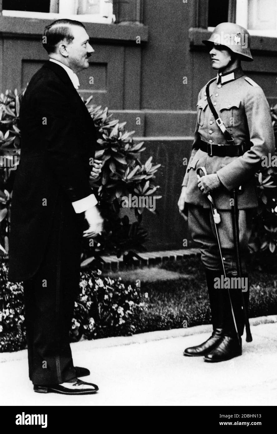 Hitler in cappotto durante la ricezione diplomatica il giorno di Capodanno  nel 1935 Foto stock - Alamy