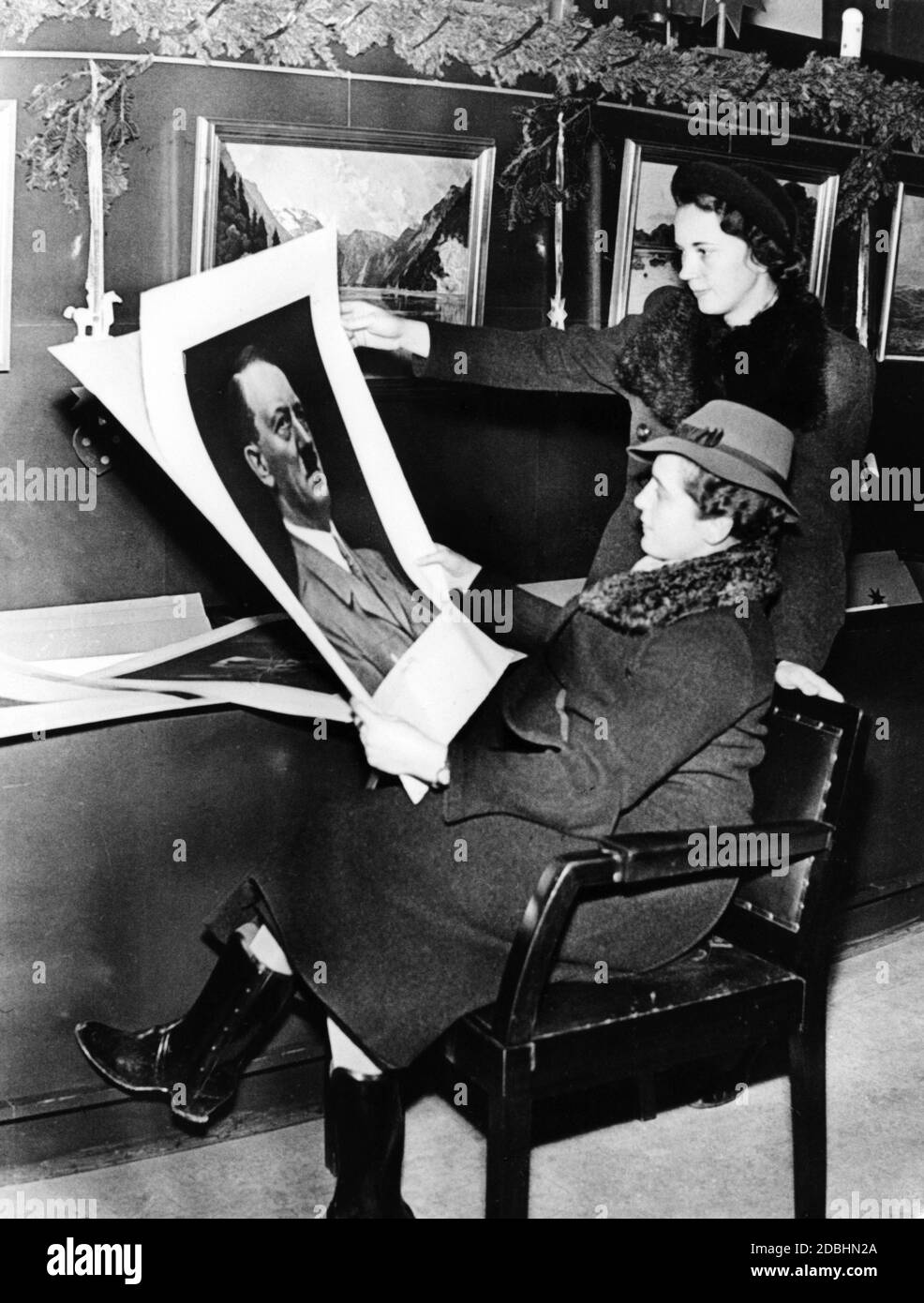 Durante la stagione dell'Avvento del 1937, i manifesti di Adolf Hitler sono stati pubblicizzati come regali di Natale. Foto Stock