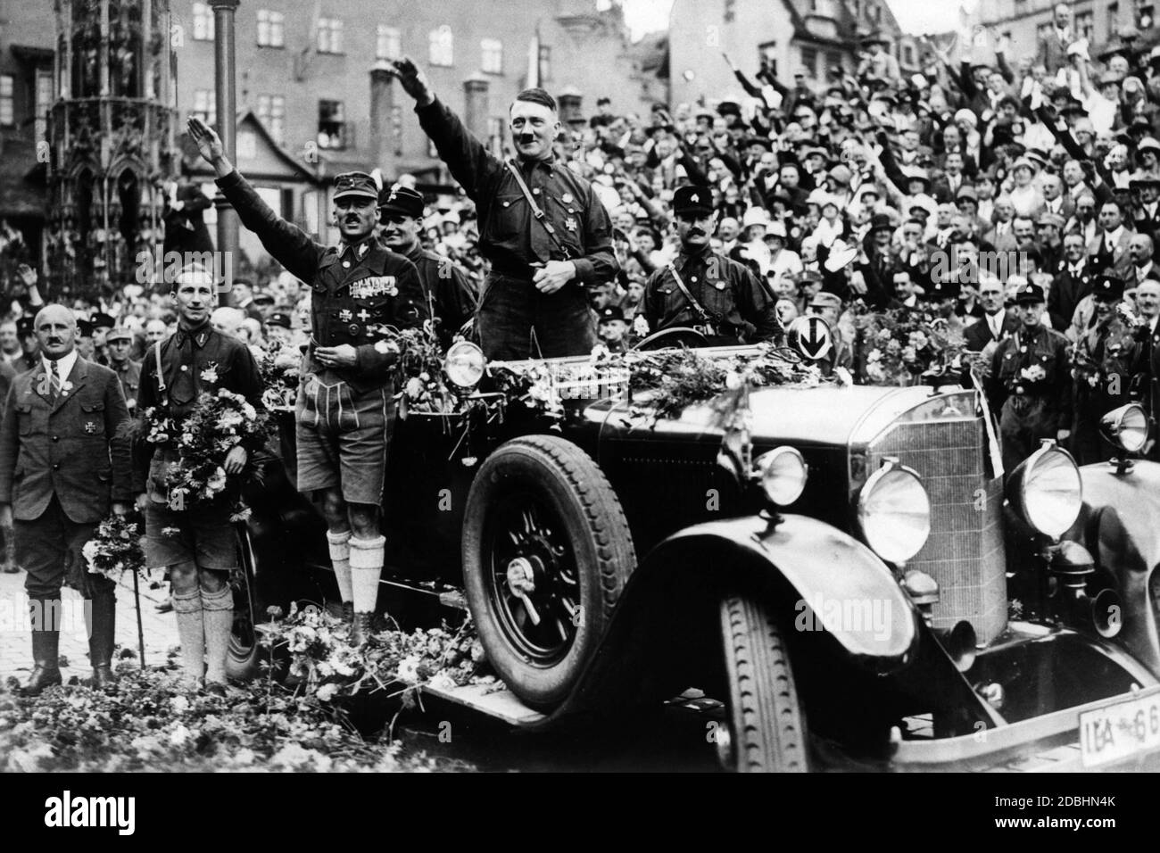 Sulla piazza principale del mercato di Norimberga, da sinistra a destra Julius Streicher, Franz Pfeffer von Salomon, Rudolf Hess, Adolf Hitler e Ulrich Graf accolgono gli ospiti con il saluto nazista. Foto Stock