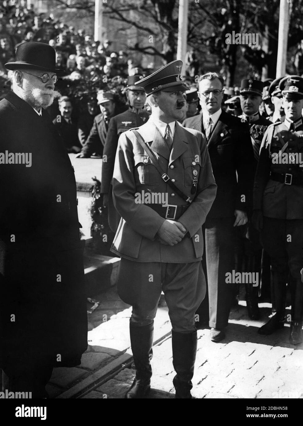 Adolf Hitler durante la sfilata dell'VIII Armata sotto la guida del colonnello generale von Brauchitsch sulla Heldenplatz di Vienna. Alle spalle di Hitler, il governatore del Reich in Austria, Arthur Seys-Inquart. Di fronte l'ex k.u.k. Generale Krauss. Foto Stock