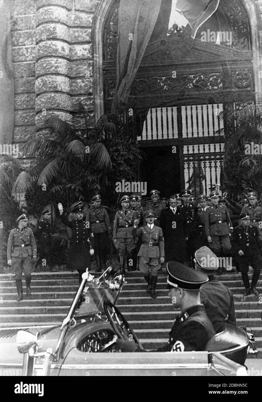 Hitler lascia l'Hofburg dopo aver annunciato l'annessione dell'Austria al Reich tedesco. Dietro di lui, sulla sinistra Heinrich Himmler e sulla destra in abiti civili Arthur Seys-Inquart. Foto Stock