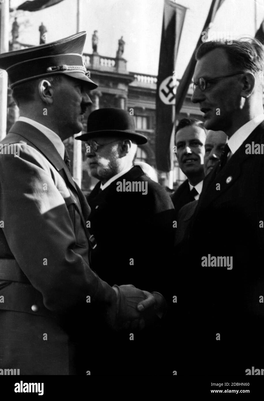 Adolf Hitler con Arthur Seys-Inquart durante l'invasione di Vienna. Nella parte posteriore l'ex k.u.k. (Imperiale e reale) Generale Kraus. Foto Stock