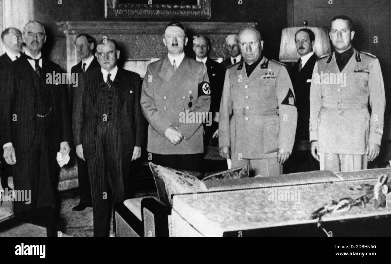 Neville Chamberlain, Edouard Daladier, Adolf Hitler, Benito Mussolini e Galeazzo Ciano durante la Conferenza di Monaco. Tra Hitler e Mussolini ci sono Joachim Ribbentrop e Ernst von Weizsaecker. Foto Stock