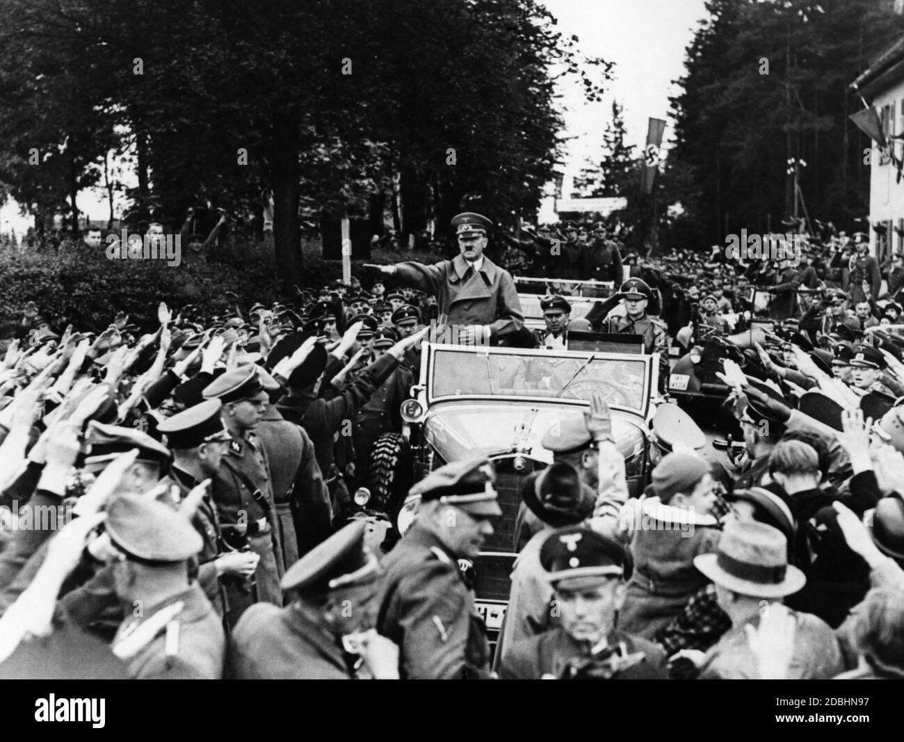 Durante l'invasione del Sudetenland, Adolf Hitler ispeziona una formazione d'onore del Wehrmacht. I tedeschi sudetini entusiasti salutano con saluto nazista. Foto Stock