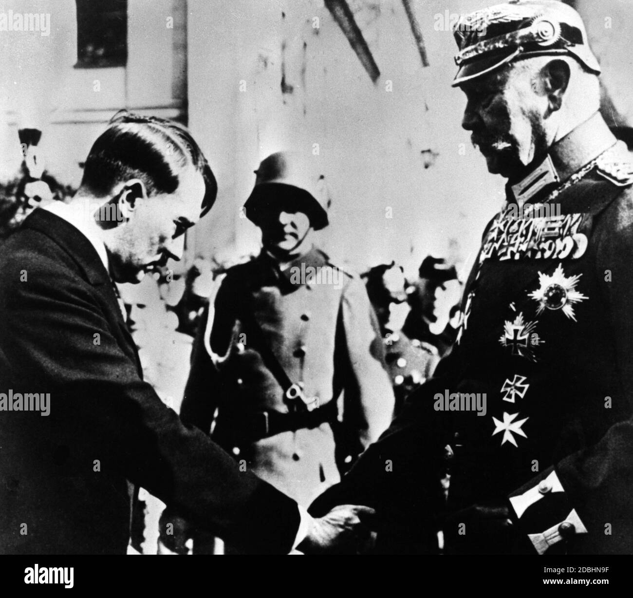 Il nuovo cancelliere del Reich Adolf Hitler si inchina davanti al presidente del Reich Paul von Hindenburg scuotendo le mani. Hitler saluta il maresciallo al suo arrivo di fronte alla Garnisonskirche a Potsdam. La foto del fotografo del New York Times Theo Eisenhart acquistò il suo significato iconico solo dopo il 1945. Foto Stock