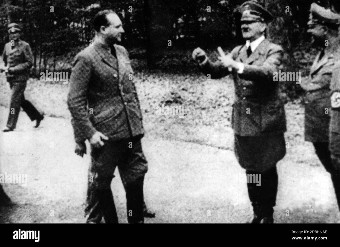 'Adolf Hitler, quartier generale: ''Freudentanz'' Walter Frentz ha scattato queste foto nei momenti che hanno seguito la notizia della resa della Francia. Hitler apparentemente fece una danza di gioia quando sentì la notizia della richiesta armistizio francese. Dopo un montage della propaganda britannica, la sequenza risultante è stata battezzata 'Dance of Joy''. Foto Stock