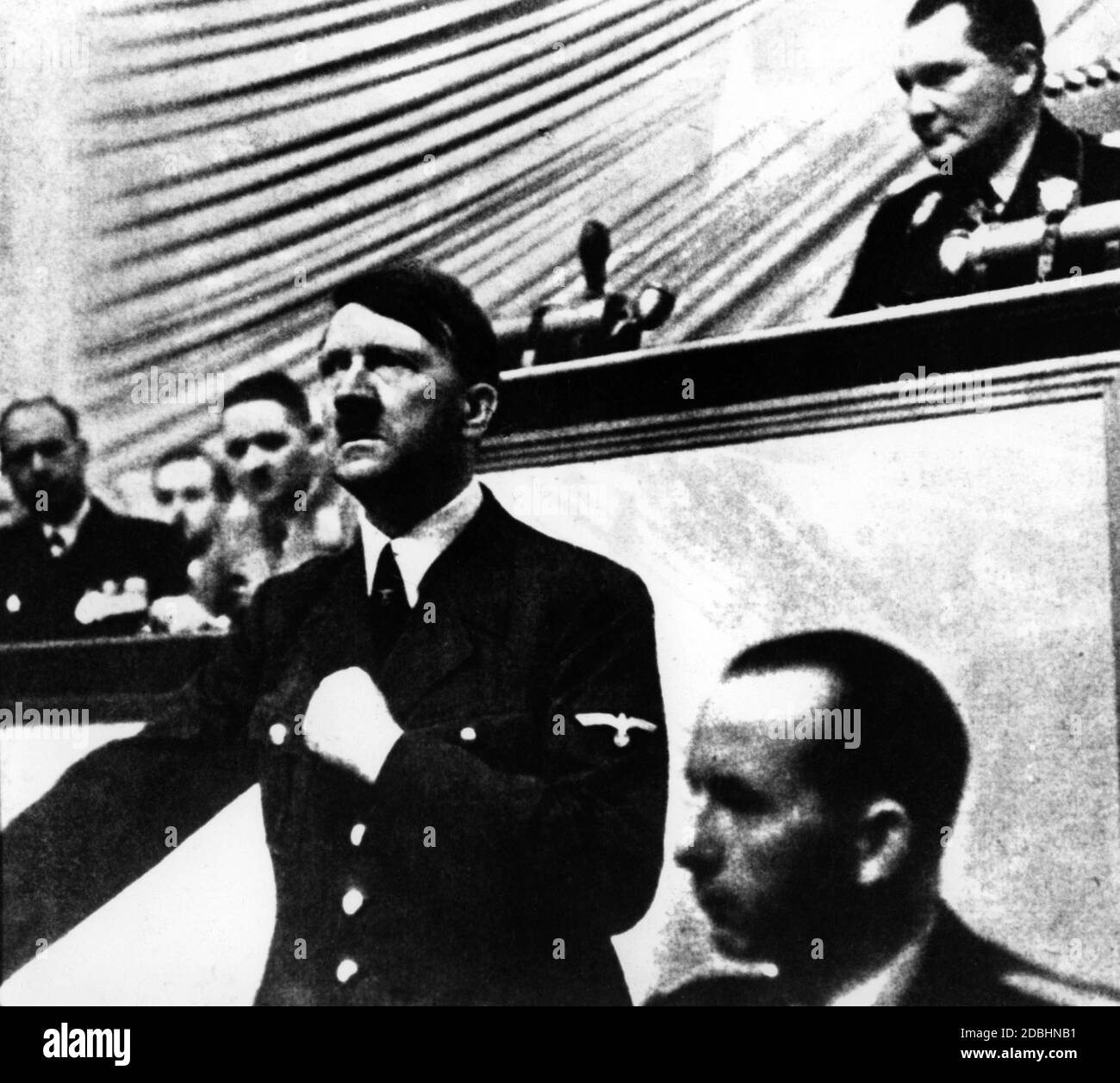 "Adolf Hitler durante la sessione del Reichstag del 1° settembre 1939. Nel suo discorso, Hitler giustifica l'invasione tedesca della Polonia. Il detto molto citato 'seid 5 Uhr 45 wird zurueckgeschossen' (stiamo restituendo il fuoco dalle 5:45 del mattino) proviene da quel discorso. Infatti la lotta contro il Danzig Westerplatte iniziò già alle 4:45 con l'artiglieria navale. Il raid aereo su Wielun è iniziato un'ora dopo. Il motivo dell'attacco tedesco fu un'azione di commando che gli uomini delle SS avevano temuto contro la stazione radio di Gleiwitz nei pressi di Breslau. La dichiarazione di Hitler recita nella sua interezza: ''questa notte per il Foto Stock