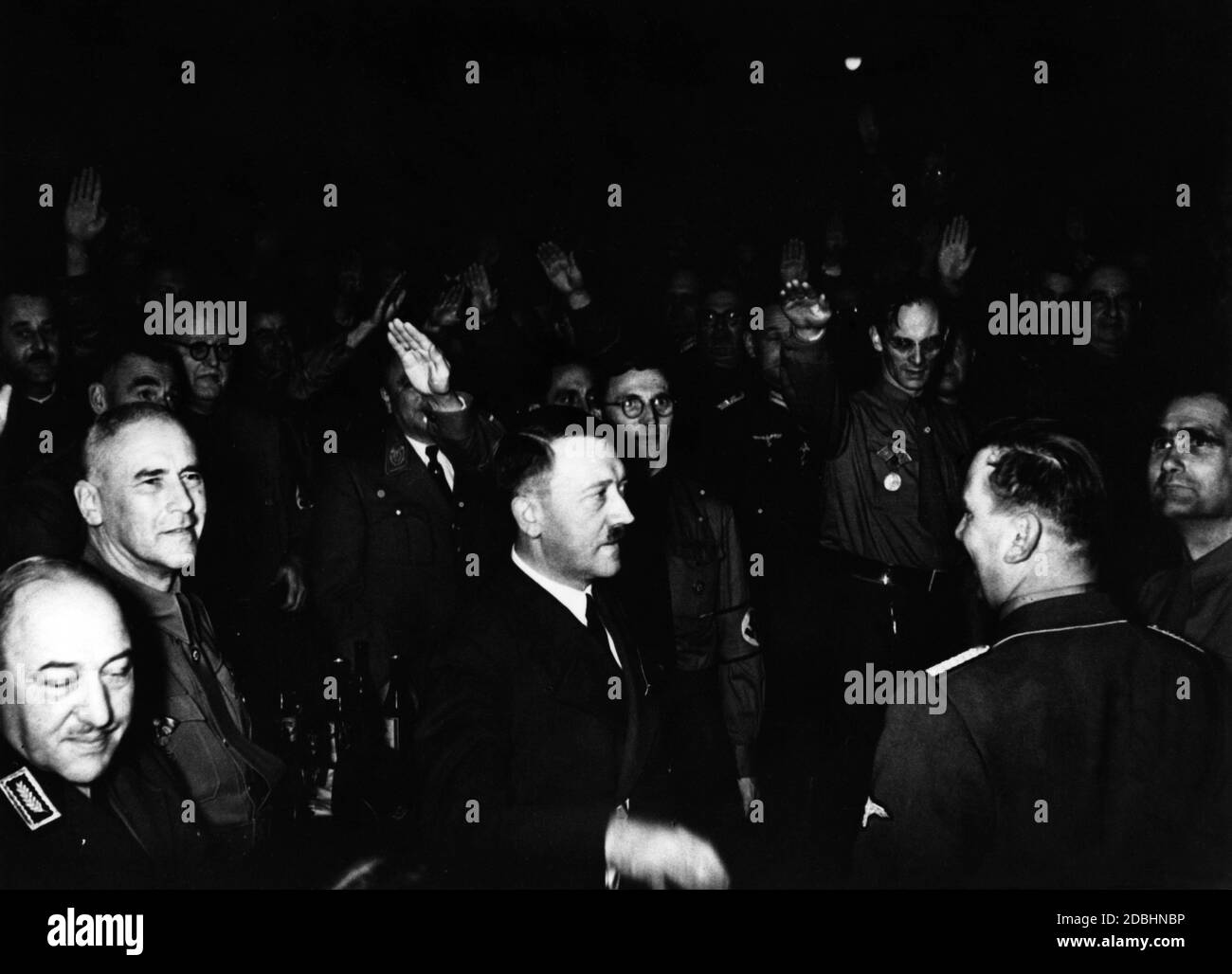 'La foto mostra Adolf Hitler e entourage (sinistra Wilhelm Frick e destra Rudolf Hess) al loro arrivo e sono accolti dal suo ''Alter Kaempfer'' (Old Fighters) nel Buergerbraeukeller nel quartiere Haidhausen di Monaco.' Foto Stock