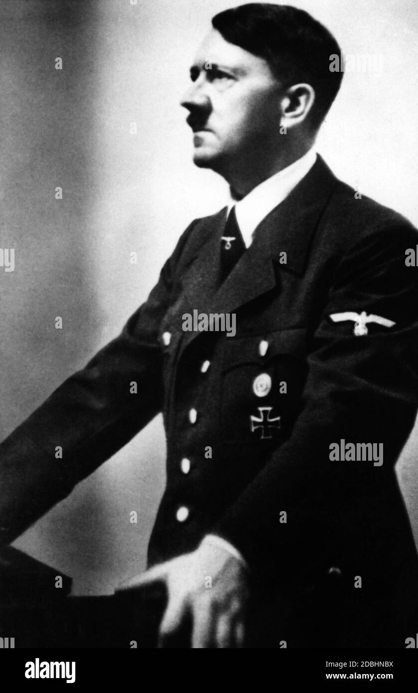 "Adolf Hitler durante la sessione del Reichstag del 1° settembre 1939. Nel suo discorso, Hitler giustifica l'invasione tedesca della Polonia. Il detto molto citato 'seid 5 Uhr 45 wird zurueckgeschossen' (stiamo restituendo il fuoco dalle 5:45 del mattino) proviene da quel discorso. Infatti la lotta contro il Danzig Westerplatte iniziò già alle 4:45 con l'artiglieria navale. Il raid aereo su Wielun è iniziato un'ora dopo. Il motivo dell'attacco tedesco fu un'azione di commando che gli uomini delle SS avevano temuto contro la stazione radio di Gleiwitz nei pressi di Breslau. La dichiarazione di Hitler recita nella sua interezza: ''questa notte per il Foto Stock