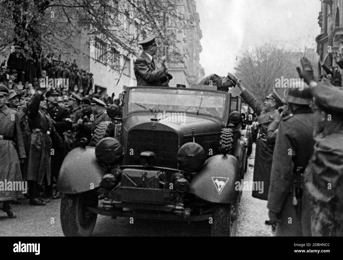 Adolf Hitler è guidato attraverso Maribor in una Mercedes W31. Campagna balcanica 1941 Maribor, tedesco-austriaco Marburg an der Drau, fu una città di lingua tedesca in Austria-Ungheria fino al 1918. Foto Stock