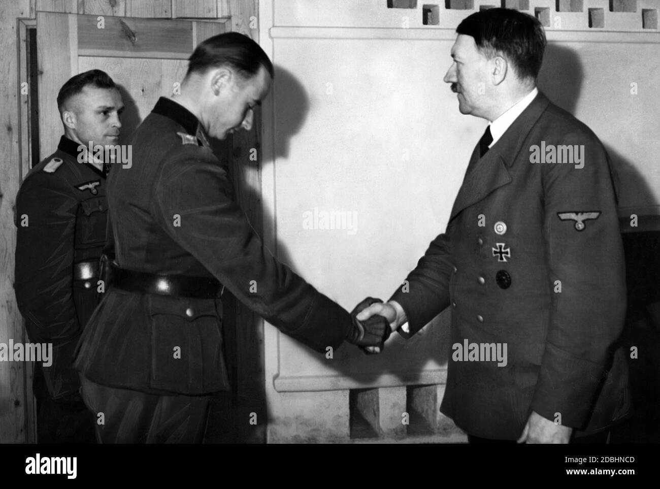 Il tenente Alex Fiedler (3./GR (mot) 200) e NCO Gerhard Hein (10./IR 209) ricevono le foglie di quercia alla Croce del Cavaliere. Foto Stock