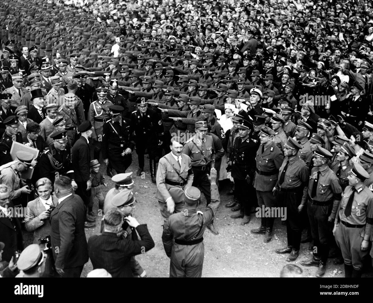 Adolf Hitler arriva sull'Ehrenbreitstein vicino a Coblenza, dove ha avuto luogo il Rally della lealtà per la Saar (Saartreue Kundgebung). È seguito da un gruppo di leader nazisti, tra cui, con le spalle alla foto e in conversazione Martin Bormann o Karl Bodenschatz, più a sinistra Joseph Goebbels, A destra di lui Hans Heinrich Lammers come SS Gruppenfuehrer e a destra di lui Sepp Dieetrich, Comandante della SS Leibstandarte Adolf Hitler. Il Signore con il cappello dietro Goebbels è Bartholomaeus Kossmann, membro della commissione di governo della Saar Foto Stock