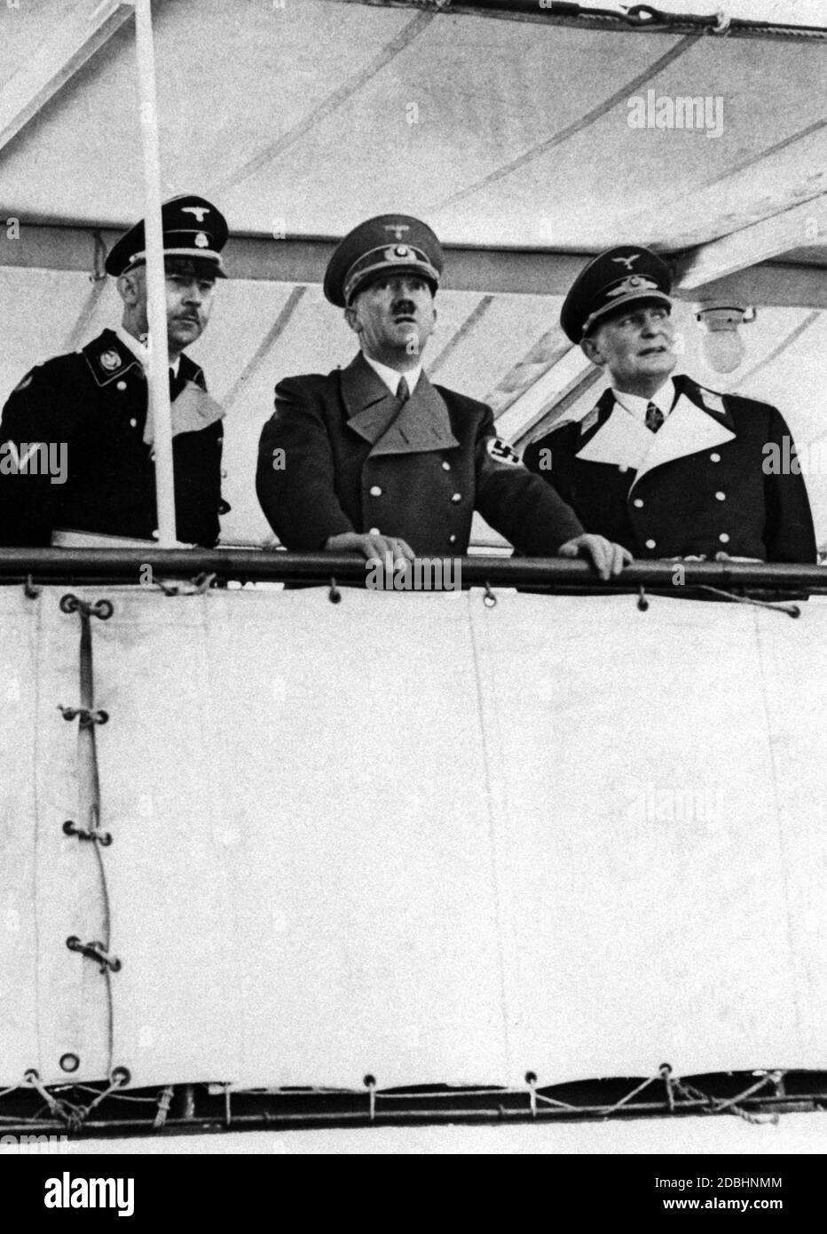 Himmler, Hitler e Goering stanno guardando il lancio del Bismarck. Foto Stock
