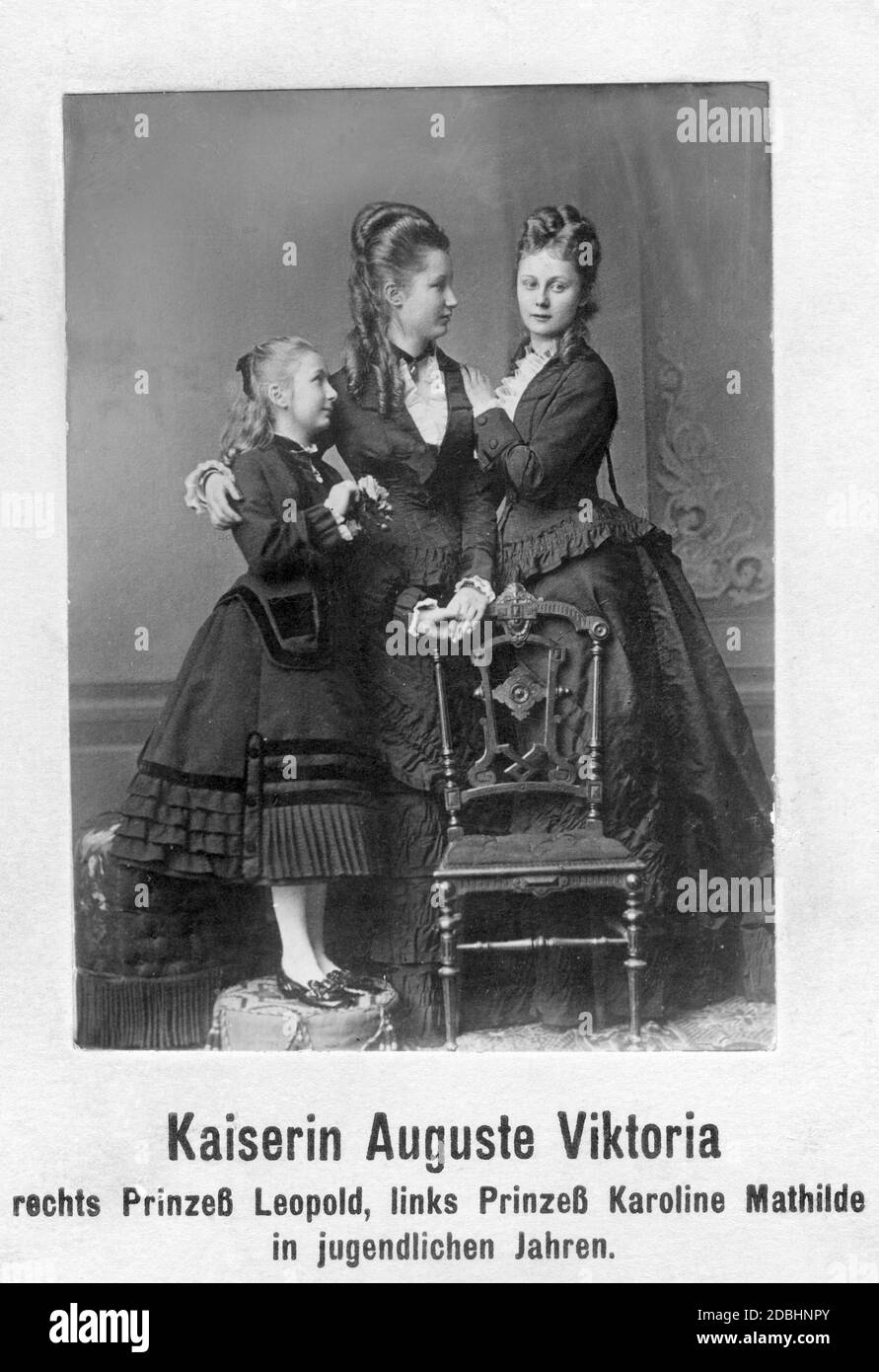 Tre principesse e sorelle della casa di Schleswig-Holstein-Sonderburg-Augustenburg. Da sinistra a destra: Louise Sophie, Auguste Viktoria (l'ultima imperatrice della Germania) e Caroline Mathilde (erroneamente elencata nella didascalia). Foto non datata, scattata intorno al 1875. Foto Stock