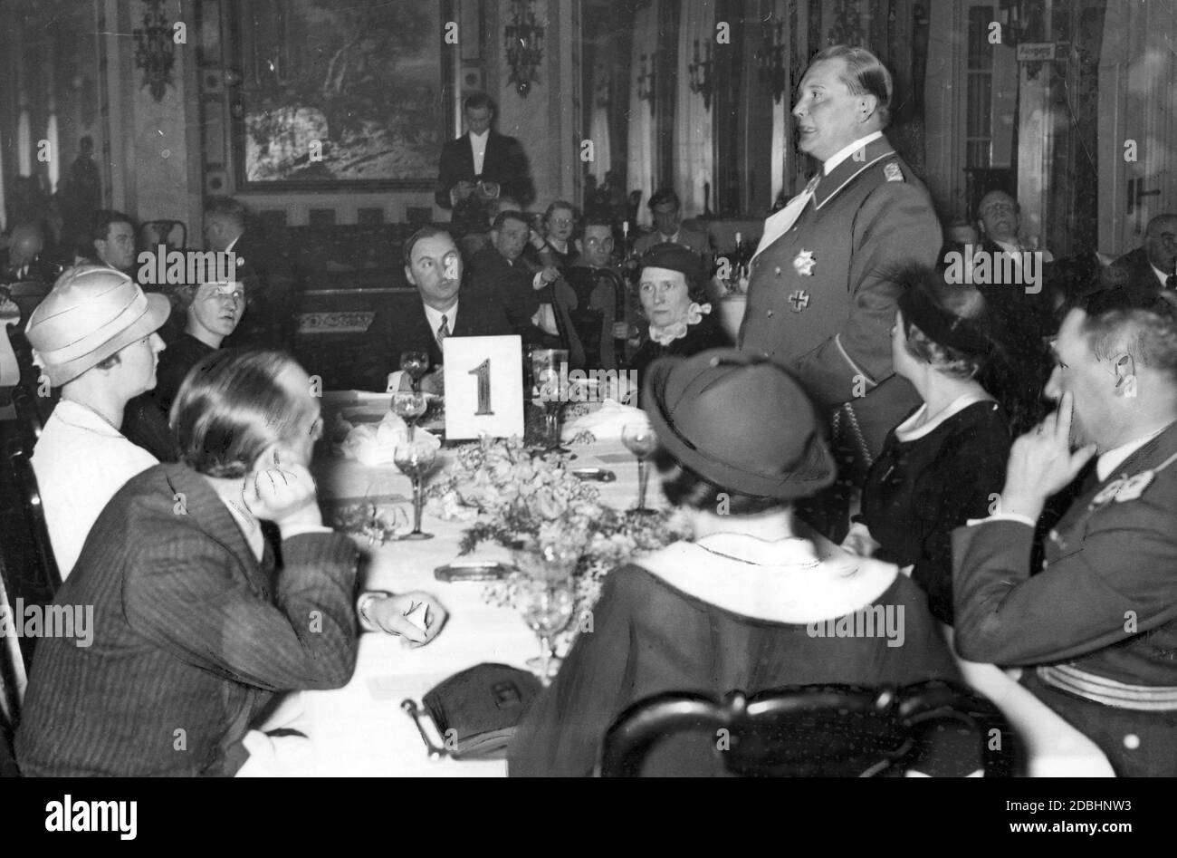 Come ospite del Verein der Auslaendischen Presse zu Berlin, il generale dell'aeronautica Hermann Goering dice che il tedesco Luftwaffe serve esclusivamente per la pace. Il suo discorso includeva la richiesta alla stampa mondiale di riferire obiettivamente e con verità sul tema della Reichsluftwaffe in futuro. Sua moglie Emmy è seduta di fronte a lui, sul lato destro della foto è il suo agguato, il tenente colonnello Karl Bodenschatz. Foto Stock