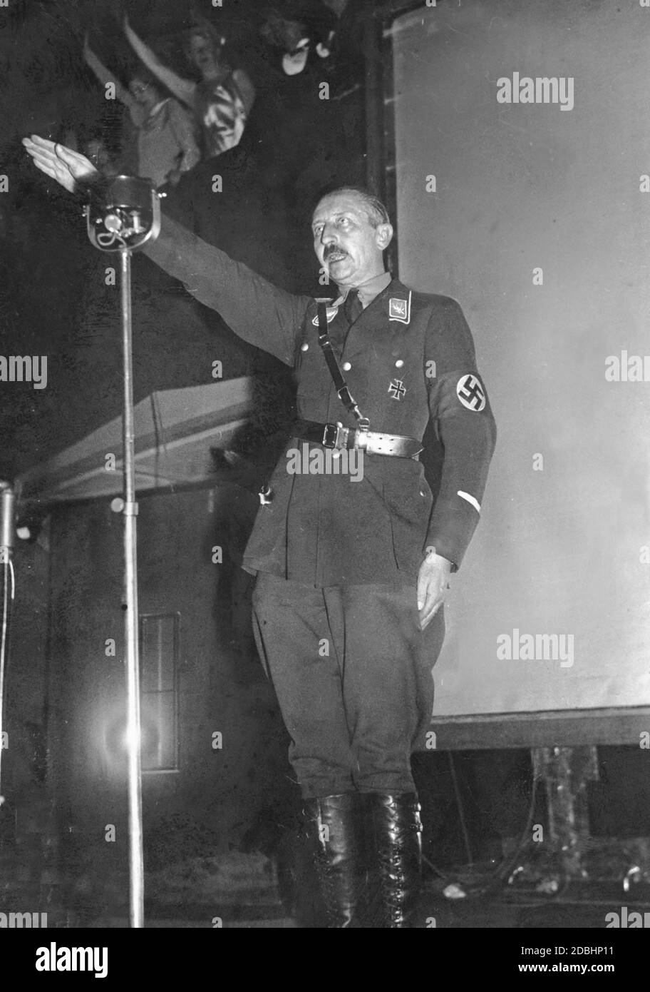 "Il principe August Wilhelm di Prussia, indossando un'uniforme SA e l'insegna di un leader del gruppo, esegue il saluto di Hitler in occasione di un evento, il ''Feierstunde der SS-Standarte 1 Deutschland'' nello zoo il 29 dicembre 1933." Foto Stock