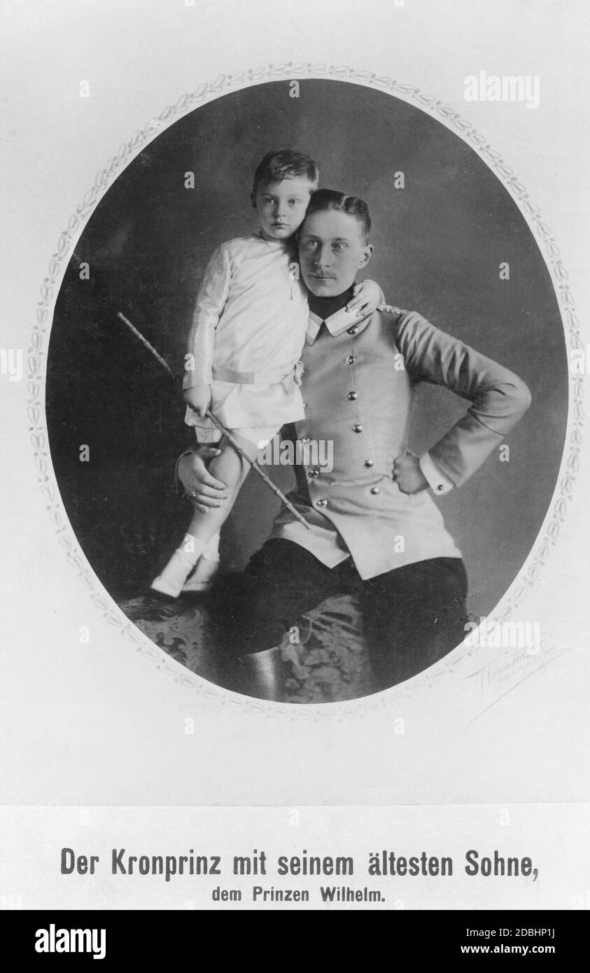 Il Principe Guglielmo di Prussia insieme al suo figlio maggiore, il Principe Guglielmo di Prussia. La foto è stata scattata dai fotografi di corte Selle e Kuntze di Potsdam nel 1910. Foto Stock