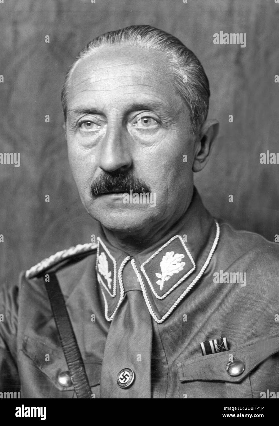 Il principe August Wilhelm di Prussia in uniforme di un leader del gruppo SA con insegne e un distintivo di partito della NSDAP. L'immagine lo mostra all'età di 50 anni. Foto Stock